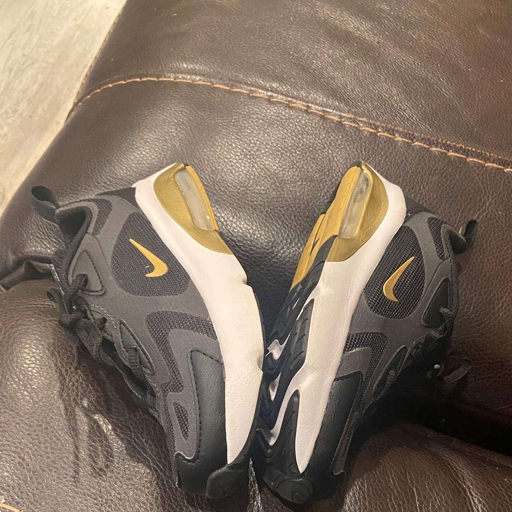 Nike Black and Gold KIDS Air Max 200
Sneakers SIZE 12c - Picture 9 of 13
